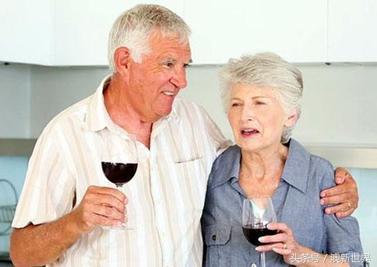 红葡萄酒中含有较多的抗氧化剂具有抗老防病的作用