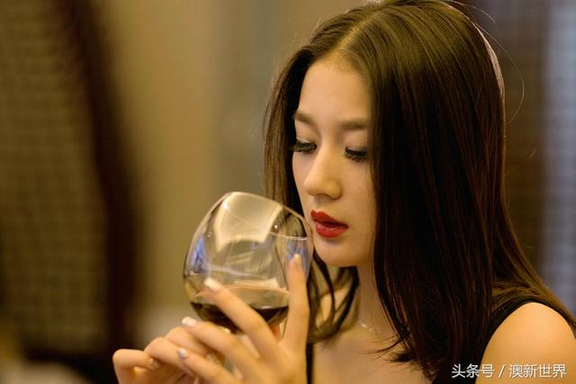红葡萄酒作为美容养颜的佳品，倍受人们喜爱