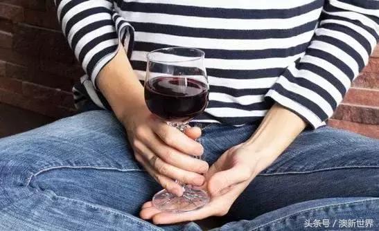 中年男性每日饮用适量葡萄酒可延年益寿