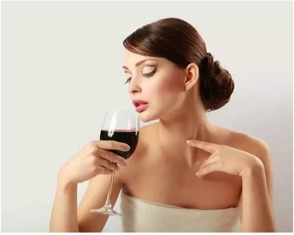  对女士来说，红葡萄酒可以起养颜美容作用