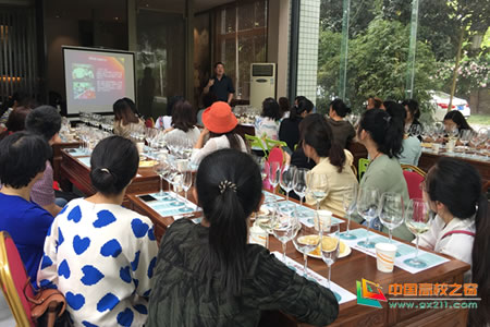 四川交通职业技术学院工会在交职院茶艺室举办了葡萄酒品鉴公开课
