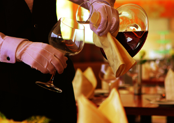 宴请客人的时候，饭店中的红酒，该怎么挑呢？