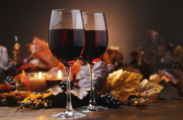 葡萄酒的概念--用新鲜的葡萄或葡萄汁经发酵酿成的酒精饮料