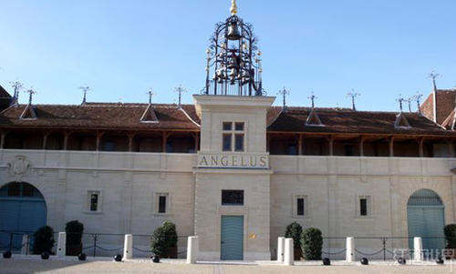 法国金钟庄Angelus--著名的红酒评论家Robertarker曾经说过:“金钟庄”大概是St.Emilion地区所生产的最佳三或四款酒之一