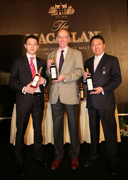 寰盛洋酒贸易(上海)有限公司麦卡伦高级品牌经理夏禹(左)麦卡伦特别年份系列全球总监David Cox(中)英国爱丁顿集团大中华地区总监宋後篪(右)共举麦卡伦特别年份系列酒